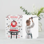 White Ninja Krieger Kampfkünste Geburtstags-Foto Einladung (Stehend Vorderseite)