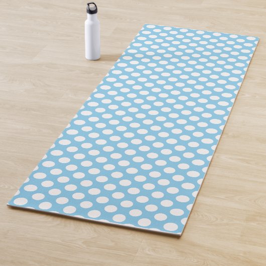 White on Baby Blue Large Size Polka Dots Yogamatte (Beispiel)