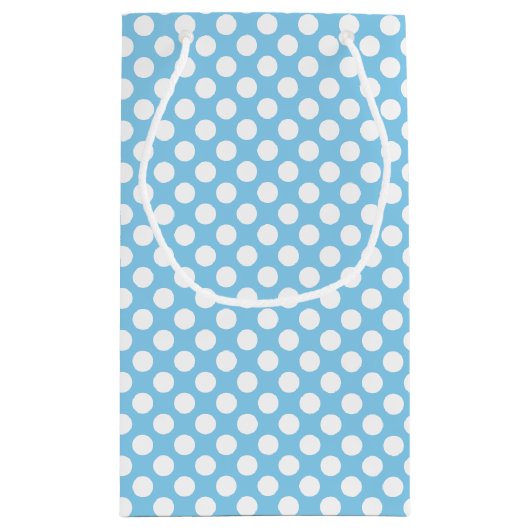 White on Baby Blue Medium Size Polka Dots Kleine Geschenktüte (Rückseite)