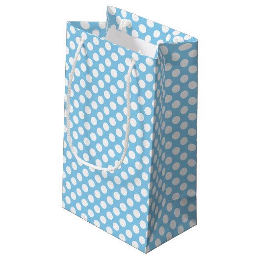 White on Baby Blue Medium Size Polka Dots Kleine Geschenktüte (Rückseite Schrägansicht)