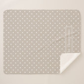 White On Beige Polka Dots Pattern With Custom Name Sherpadecke (Vorderseite (Horizontal))