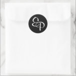 White on Black Script Monogram Umschlag Aufkleber<br><div class="desc">Siegel deine Hochzeitseinladungen mit einem personalisierten Aufkleber,  der dein Paar Monogramm zeigt! Die beiden Skriptbriefe verflechten genau so,  wie Ihr beiden Leben es wird.</div>