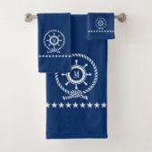White on Blue Nautical Boat Wheel Knot Monogram Badhandtuch Set (Insitu)