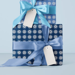White on Blue Nordic Sweater Snowflake Muster Geschenkpapier