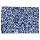 White on blue vintage paisley pattern große geschenktüte (Rückseite)