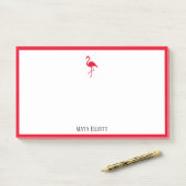 White on Bright Red Flamingo & Border mit Namen Post-it Klebezettel (Auf Schreibtisch)
