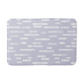 White on Dusty Lila Rounded Lines Pattern Badematte (Vorderseite)