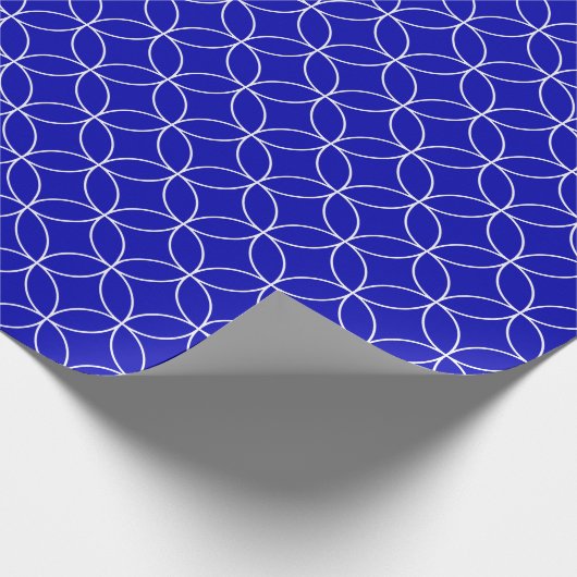 White on Royal Blue Overlapping Circles Geschenkpapier (Ecke)