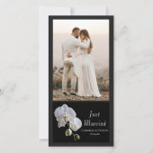 White Orchid auf Black Just Married Wedding Ankündigung (Vorderseite)