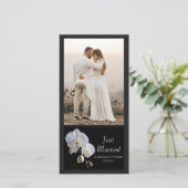 White Orchid auf Black Just Married Wedding Ankündigung (Stehend Vorderseite)