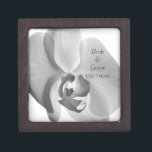 White Orchid Wedding Schachtel<br><div class="desc">Passen Sie die elegante Weiß Orchid-Hochzeitsfeier mit den persönlichen Namen der Braut und des Bräutigams und dem Datum der besonderen Hochzeitsfeier an, um den Neuvermählten, Brautmädchen oder Begleitern ein Sake-Geschenk zu machen. Diese elegante, maßgeschneiderte Schmuckkasten mit Blütenblättern zeigt ein Schwarz-Weiß-Foto einer weißen Phalaenopsis-Orchideenblüte auf dem Stamm mit weißem Hintergrund.</div>