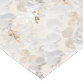 White orchids on a light cream tischdecke (Schrägansicht)