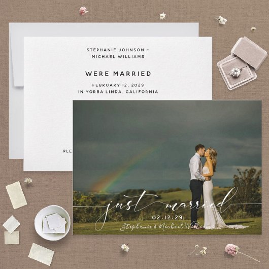 White Overlay Calligraphy Just Married Foto Einladung