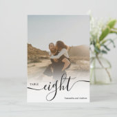 White Overlay-Skriptnamen Fotos Hochzeitstabelle Einladung (Stehend Vorderseite)