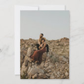 White Overlay-Skriptnamen Fotos Hochzeitstabelle Einladung (Rückseite)