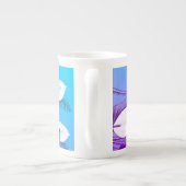 White Peace Lily Illustration Blassblau Lila Porzellantasse (Rückseite)