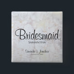 White Peonies Wedding Bridesmaid Nametag Button<br><div class="desc">Dieser schöne Namensschild ist ideal, um die wichtigsten Mitglieder der Hochzeitsfeier am Brautparty, beim Probe-Dinner oder beim Hochzeitsempfang zu identifizieren. Es zeichnet sich durch moderne schwarze Schriftzeichen aus, die einen Hintergrund darstellen, in dem Blume und Herzen weißer Pfirsiche reflektiert werden. Der Text ist vollständig anpassbar und lautet: Bridesmaid, mit einem...</div>