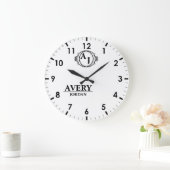 White Personalized Monogram Custom Elegant Große Wanduhr (Zuhause)