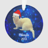 White Pet Ferret in Weihnachtsmannmütze Ornament (Vorderseite)