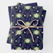 White Poinsettias auf dem blauem Navy-Hintergrund Geschenkpapier Set (Beispiel)