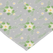 White Poinsettias Green Blätter Weihnachten auf Gr Tischdecke (Schrägansicht)