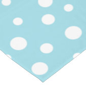 White Polka Dots auf Baby Blue Kurzer Tischläufer (Ecke)