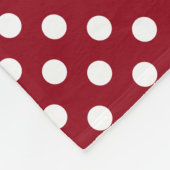 White Polka Dots auf Crimson Red Fleecedecke (Ecke)
