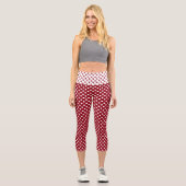White Polka Dots on Crimson Red Capri Leggings (Vorderseite)