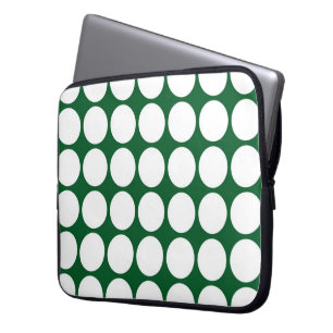 White Polka Dots on Green Laptopschutzhülle