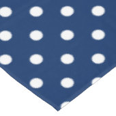 White Polka Dots on Navy Blue Tischdecke (Schrägansicht)