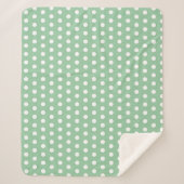White Polka Dots on Sage Green Sherpadecke (Vorderseite)
