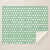 White Polka Dots on Sage Green Sherpadecke (Vorderseite (Horizontal))