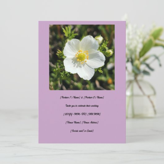 White Potentilla Wedding Einladung (Stehend Vorderseite)