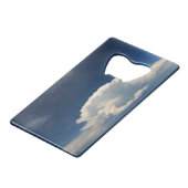 White Puffy Cloud Geldbeutel Flaschenöffner (Vorderseite Schrägansicht)