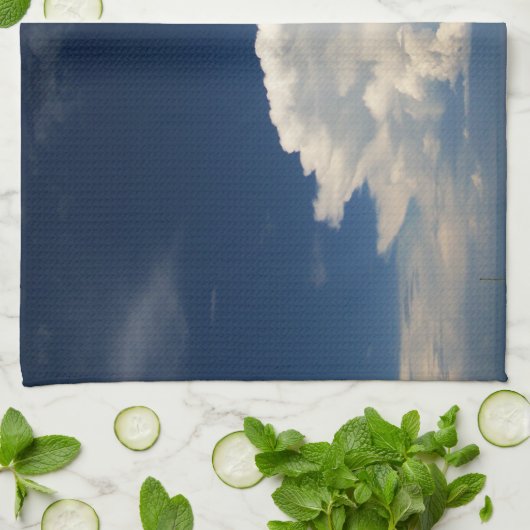 White Puffy Cloud Geschirrtuch (Gefaltet)