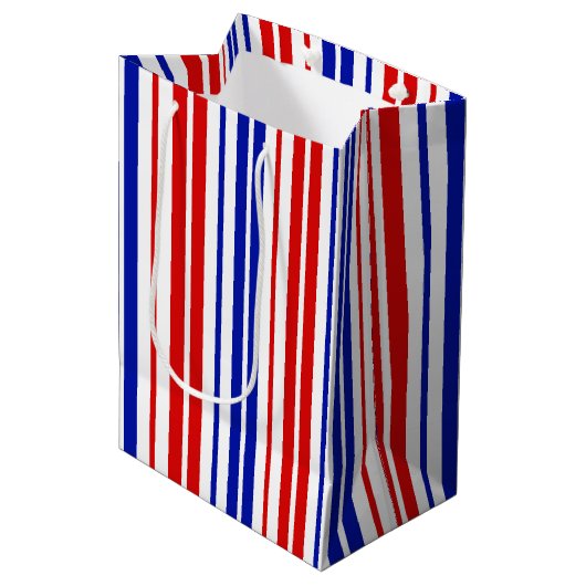 White Red Blue Stripes Pattern   Mittlere Geschenktüte (Vorderseite Schrägansicht)
