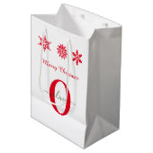White Red Green Monogram Script Frohe Weihnachten Mittlere Geschenktüte (Vorderseite Schrägansicht)