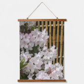 White Rhododendron Blooms und Bamboo Floral Wandteppich Mit Holzrahmen (Vorderseite)
