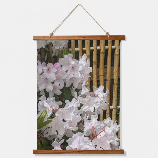 White Rhododendron Blooms und Bamboo Floral Wandteppich Mit Holzrahmen (Vorderseite)