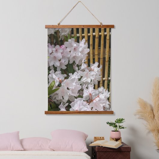White Rhododendron Blooms und Bamboo Floral Wandteppich Mit Holzrahmen (Schlafzimmer)