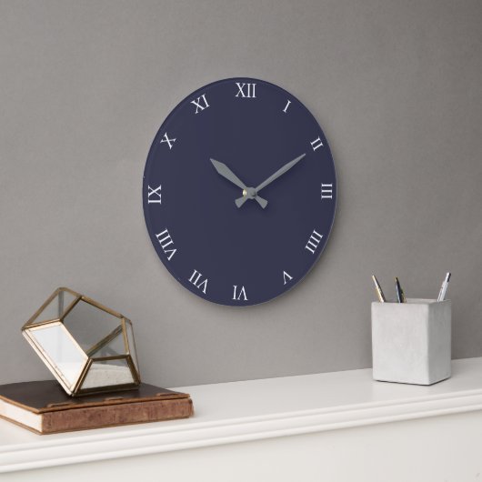 White Roman Numbers Round Clock Personalize It Große Wanduhr (Büro)