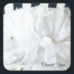 White Romantic Floral Vielen Dank Quadratischer Aufkleber<br><div class="desc">Die schlichte Eleganz mit wunderschönen Blume aus weißer Seide und einer Touch aus Schwarz und Weiß im Hintergrund. Sag 'Danke',  ändere,  wie gewünscht.</div>