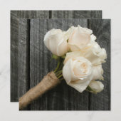 White Rose Bouquet & Barnwood Wedding Einladung (Vorne/Hinten)