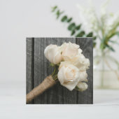 White Rose Bouquet & Barnwood Wedite Einladung (Stehend Vorderseite)