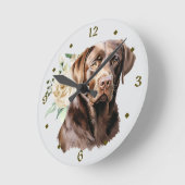 White Rose Bouquet Chocolate Labrador Retriever Runde Wanduhr (Winkel)
