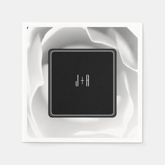 White Rose | Elegantes Blumendesign auf schwarz Serviette (Vorderseite)