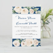White Rose Floral on Navy Blue Wedding Einladung (Stehend Vorderseite)