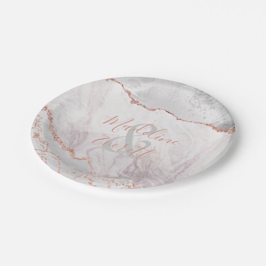 White & Rose Gold Agate Marmor Wedelmonogramm Pappteller (Schrägansicht)