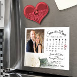 White Rose Kalender & Foto Speichern Sie das Date  Magneteinladung<br><div class="desc">Diese wunderschönen Magnetkarten sind der perfekte Weg, um Ihre Familie und Ihre Freunde wissen, Save the Date für Ihre kommende Hochzeit lassen. Das romantische Design besticht durch einen Single, der sich in einer holzfarbenen Rose befindet, die sich auf der Seite befindet und in einem Wasserbecken mit dem Foto darüber reflektiert...</div>