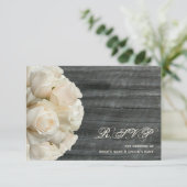 White Roses & Barnwood Wedding RSVP Karte (Stehend Vorderseite)